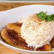 Sobremesa de restaurante feita no estilo banana flambada, um doce quente irresistível que vai encantar a todos
