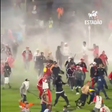 Briga generalizada entre torcedores com barras de ferro interrompe jogo na Colômbia; assista