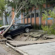 Cratera se abre na calçada "engole" 3 carros e derruba árvore em Porto Alegre