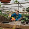 Muito além da força bruta: como a jardinagem está redefinindo a masculinidade
