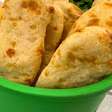 Biscoito sem glúten de queijo, para você assar rapidamente no forno e servir quentinho no café da manhã