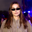 Sasha compôs looks minimalistas com 2 jaquetas em tons terrosos para show da Ivete e Cirque du Soleil