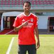 Benfica oficializa Alan Santos, que estava no Flamengo, como reforço