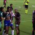 Jogador do Vitória tenta rasgar camisa do Bahia no Barradão; Veja