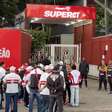 Torcida organizada do São Paulo se reúne com elenco e diretoria no CT