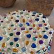 Bedazzled: Tendência maximalista dos anos 2000 conquista moda e beleza