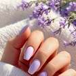Lilás: a cor tendência para unhas que está conquistando salões e passarelas