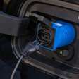 Eles colocaram uma tomada de 3.300 W no carro