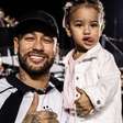 Neymar e Mavie são "engolidos" por crianças antes de Santos x Mirassol