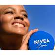 Emma Lucas, farmacêutica: 'O creme Nivea em lata pode ser usado pontualmente ao redor dos olhos quando a pele estiver extremamente seca ou desidratada, ou em situações excepcionais, como em climas muito frios e com ressecamento intenso'