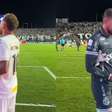 Neymar bebe água da garrafa de goleiro Walter e brinca: 'Vou deixar o Waltão sem água'