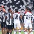 Após confusão, zagueiro do Botafogo faz gesto de protocolo antirracista