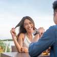 O que significa quando alguém fica mexendo no cabelo enquanto fala, segundo a psicologia