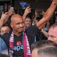 Torcida do Trabzonspor faz festa para receber Fabinho