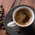 Excesso de cafeína afeta sono e saúde mental: dicas para reduzir consumo