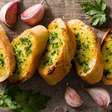 Como fazer um delicioso pão de alho com pão amanhecido? Aprenda