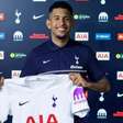 Tottenham anuncia a contratação do brasileiro Savinho