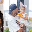 Mãe de filha de Neymar perde a paciência com críticas sobre roupas de Helena e rebate: 'Meu fã'