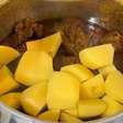 Carne de panela com batatas na panela de pressão, bem suculenta e cheia de sabor