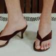 O chinelo de salto voltou! Veja como aderir à tendência dos anos 90 e 2000