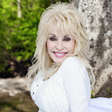 Dolly Parton ajudou a financiar a vacina da Covid e é madrinha de Miley Cyrus; veja mais curiosidades