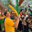 Flávio Bolsonaro é recebido por multidão de apoiadores ao desembarcar em aeroporto de Maceió (AL)