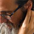 O que significa coçar ou tocar a orelha ao falar, segundo a psicologia?