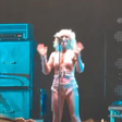 Amy Taylor, do Amyl and the Sniffers, se emociona ao celebrar Dolly Parton