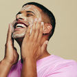 Skincare masculino: rotina simples ajuda a manter a pele saudável e previne oleosidade, irritações e envelhecimento precoce