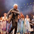 Gilberto Gil prestigia pré-estreia de musical sobre sua vida; saiba mais