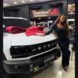 Com moral! Patrícia Ramos compra SUV de luxo; veja fotos