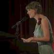 Taylor Swift apresenta mashup de 'I Knew You', 'August' e 'All Too Well' no Grammy Museum