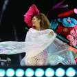 Vanessa da Mata canta 'Lança Perfume' com Roberto de Carvalho