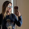 Ticiane Pinheiro prova ar fashion da tendência do suéter de ursinho para o inverno