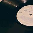 Por que alguns discos precisam ser tocados em 45 RPM?