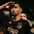 Ídolo do futebol holandês detona brasileiro do Ajax: "Senti pena dele"