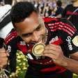 Flamengo exalta Alex Sandro, que completa dois anos de clube