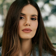 De jeans bordado a corset: Camila Queiroz posa para campanha de primavera
