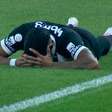 Zagueiro do Atlético cai de cabeça no gramado e é substituído por concussão