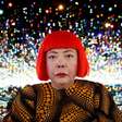 As obras de Yayoi Kusama no Brasil, a artista morta aos 97 anos e famosa por arte com bolinhas e visual ousado