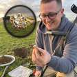 Soldador usou detector de metais por 7 horas na Inglaterra e encontrou um anel de diamantes do século 16: joia rara de ouro da era Tudor ficou séculos enterrada em um campo e foi arrematada em leilão por mais de R$ 100 mil