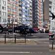 Helicóptero pousa no meio de avenida e impressiona moradores em Porto Alegre