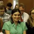 Jornalista é demitida após viralizar sorrindo para câmera em julgamento de assassinato