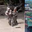 Vídeos mostram militares resgatando vítimas em meio à lama e aos destroços no Nepal