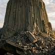 Parece que alguém esculpiu milhares de pilares gigantes na montanha, mas esta torre de 265 metros foi quebrada em colunas pela própria rocha enquanto esfriava