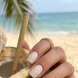 Tendência: unhas 'água de coco' fazem sucesso com visual minimalista