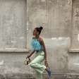 Tendências de moda: azul turquesa, jeans com brilho e sapatos ousados