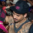 Zé Felipe surpreende em Barretos com galo no ombro e atitude ousada durante show
