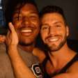 Ex-jogador da NFL é flagrado em clima de romance com namorado na praia e pose viraliza na web