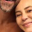 Solteira, Paolla Oliveira surge em piscina com ator da Globo